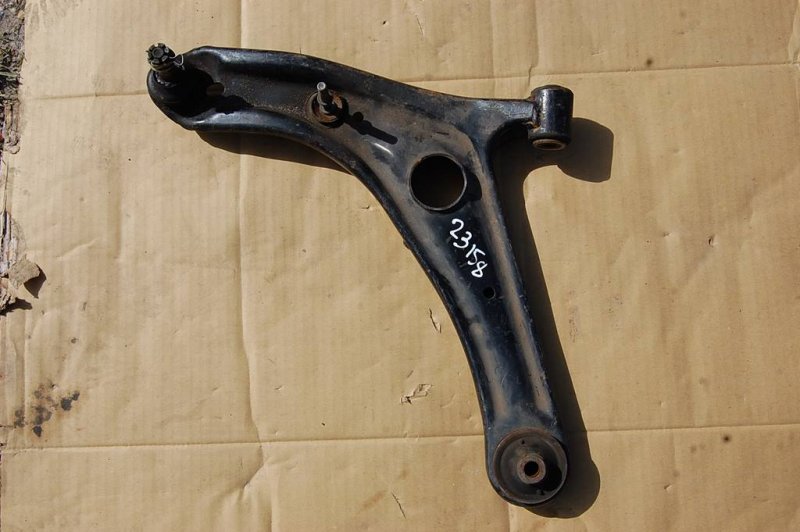 Запчасть рычаг передней подвески нижний передний левый TOYOTA YARIS 00-05 Б/У Рычаг передней подвески нижний передний левый TOYOTA YARIS 00-05 Б/У