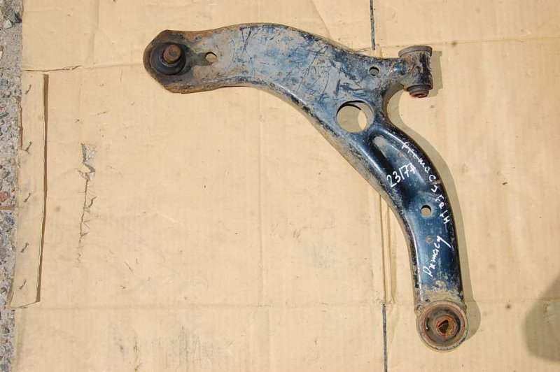 Рычаг передней подвески нижний передний левый MAZDA PREMACY 98-03 Б/У