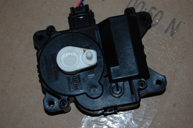 Моторчик заслонки печки TOYOTA AURIS 06-12 063700-8330 Б/У