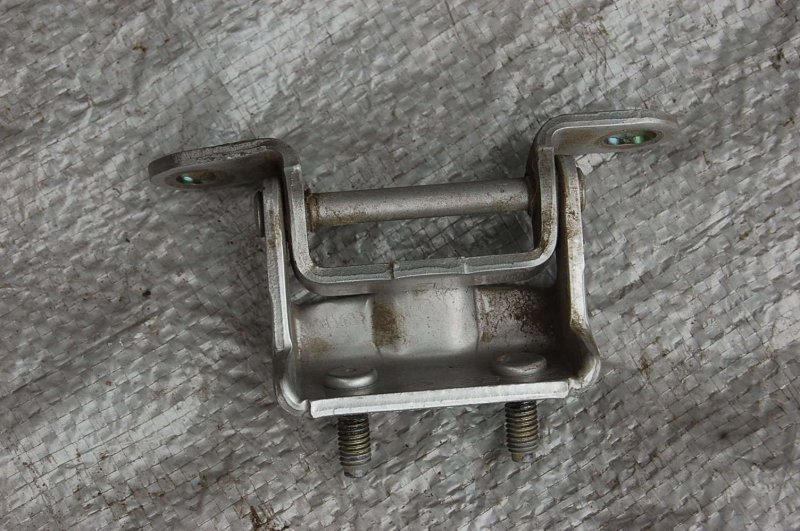 Петля двери верхняя задняя левая MURANO Z50 02-07 Петля двери верхняя задняя левая MURANO Z50 02-07