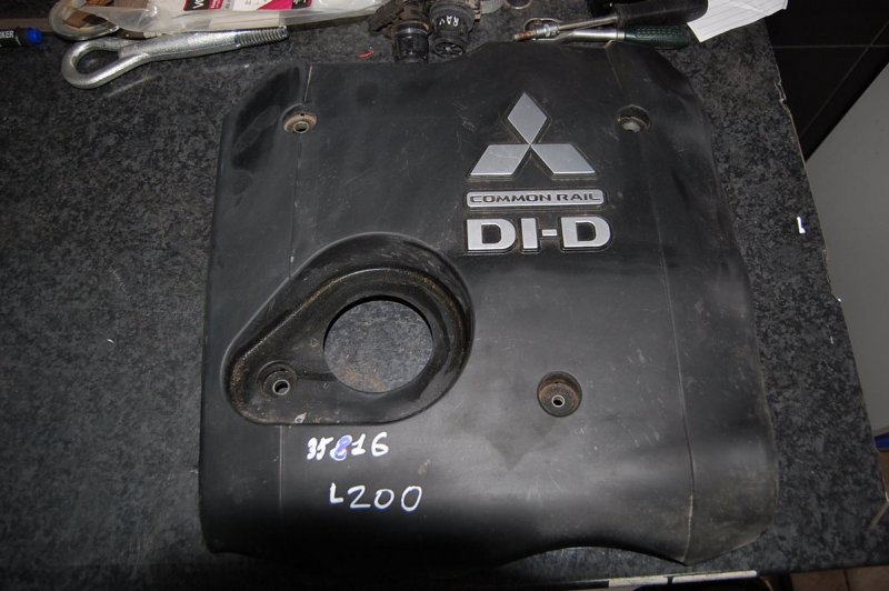 Запчасть накладка двигателя декоративная MITSUBISHI L200 06-14 MN171914 Б/У Накладка двигателя декоративная MITSUBISHI L200 06-14 MN171914 Б/У