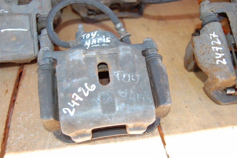 Суппорт тормозной передний правый TOYOTA YARIS 00-05 4773052020 Б/У