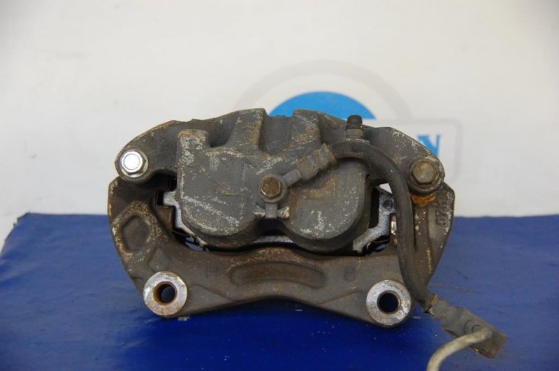 Суппорт тормозной передний правый M35/M45 04-10