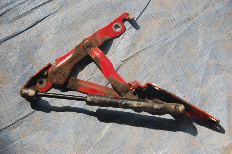 Запчасть петля крышки багажника правая MAZDA 3 BK 03-08 Б/У Петля крышки багажника правая MAZDA 3 BK 03-08 Б/У