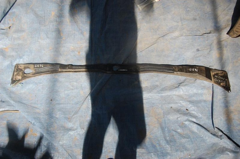 Пластик под лобовое стекло / Жабо MITSUBISHI SIGMA 90-96 Б/У