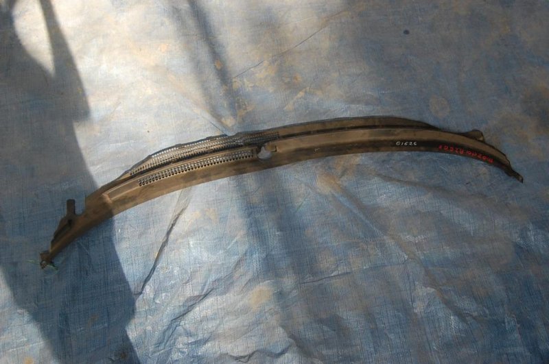 Запчасть пластик под лобовое стекло / жабо MAZDA 626 GF 97-02 Б/У Пластик под лобовое стекло / Жабо MAZDA 626 GF 97-02 Б/У