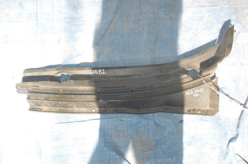 Запчасть пластик под лобовое стекло / жабо MITSUBISHI OUTLANDER 03-07 Б/У Пластик под лобовое стекло / Жабо MITSUBISHI OUTLANDER 03-07 Б/У