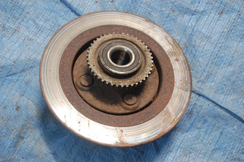 Ступица передняя левая NISSAN ALMERA 95-00 Б/У