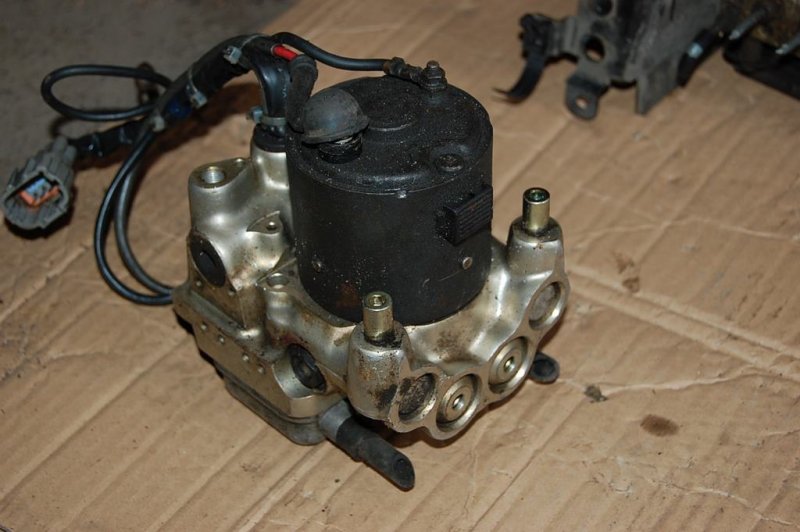 Блок ABS NISSAN SUNNY 96-00