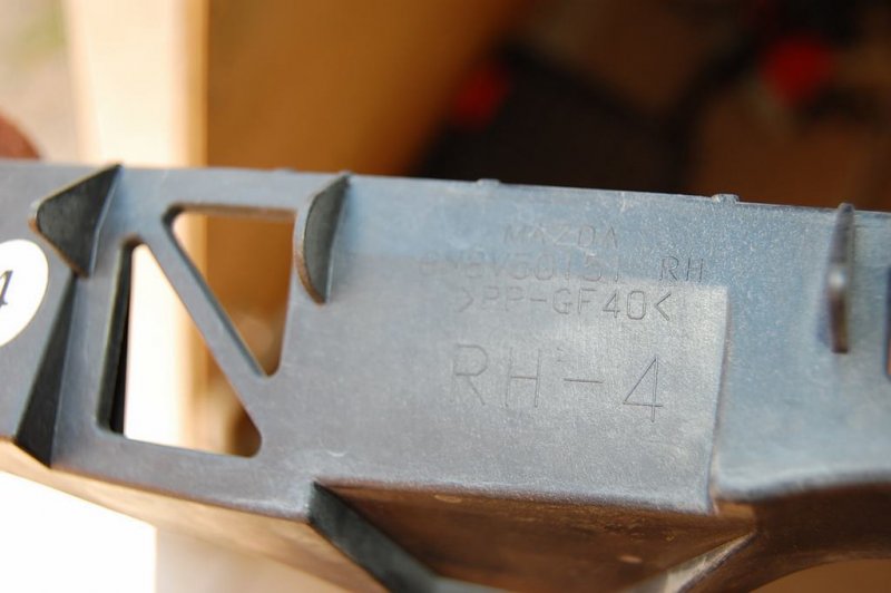 Кронштейн переднего бампера передний правый MAZDA 3 BK 03-08 Кронштейн переднего бампера передний правый MAZDA 3 BK 03-08