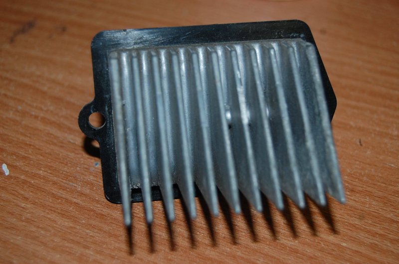 Резистор печки MAZDA PREMACY 98-03 KJ18-0B-26R Б/У