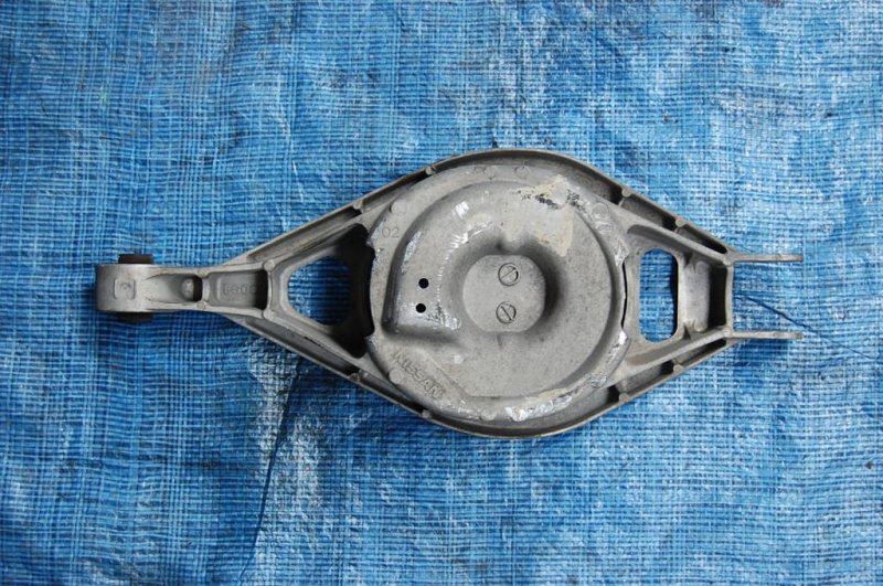 Рычаг задней подвески поперечный нижний задний левый M35/M45 04-10