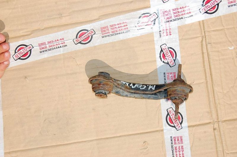 Рычаг задней подвески поперечный верхний задний левый MITSUBISHI CARISMA 95-04 Б/У