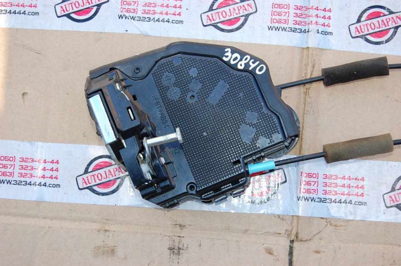 Замок двери задний левый TOYOTA PRIUS - 20 03-11 69060-47050 Б/У