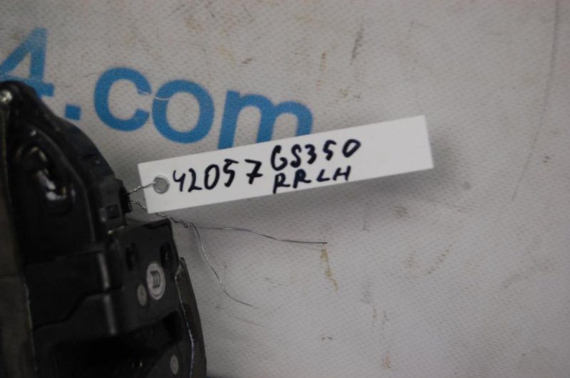 Замок двери задний левый GS350 GS300 05-11