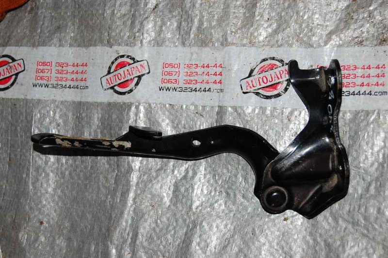 Петля капота левая TOYOTA CAMRY 30 02-06 Б/У