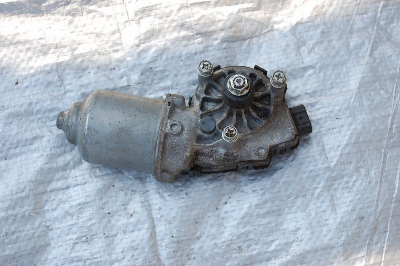 Моторчик стеклоочистителя передний TOYOTA YARIS 00-05 Б/У