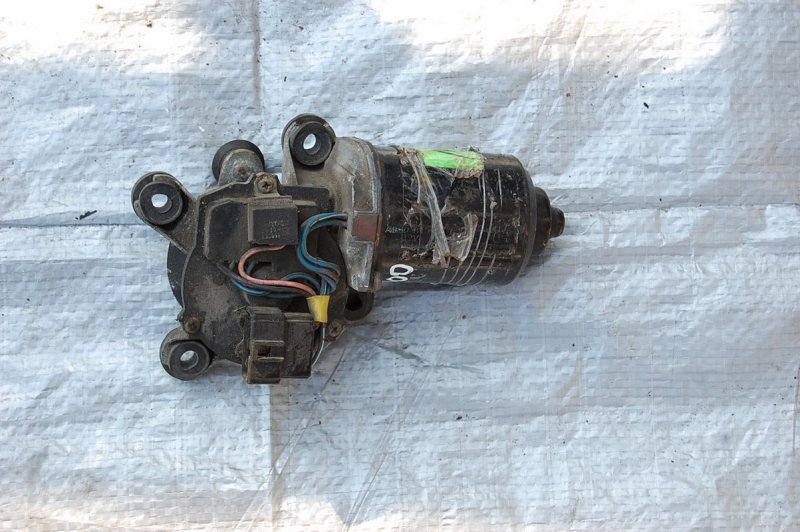 Запчасть моторчик стеклоочистителя передний MAZDA 626 GF 97-02 Б/У Моторчик стеклоочистителя передний MAZDA 626 GF 97-02 Б/У