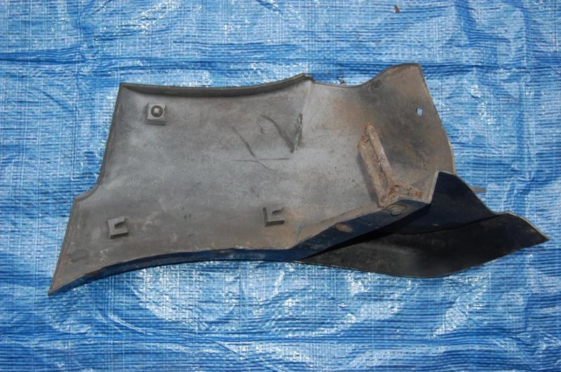 Брызговик передний правый PAJERO 99-06