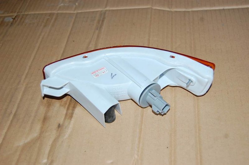 Повторитель поворота в бампер передний правый COROLLA E110 95-00