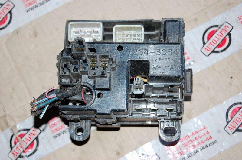 Запчасть блок предохранителей моторный отсек MAZDA 626 GF 97-02 Б/У Блок предохранителей моторный отсек MAZDA 626 GF 97-02 Б/У