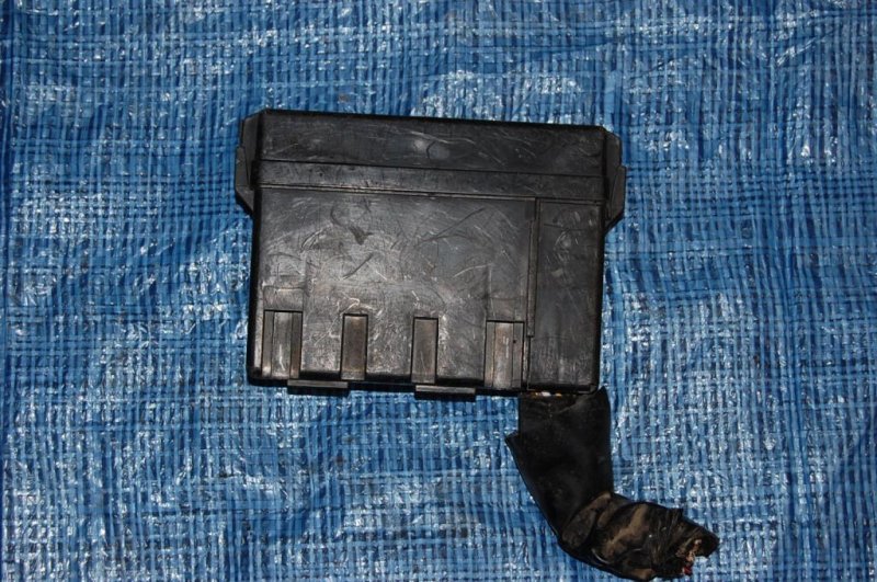 Блок предохранителей моторный отсек G35 03-07