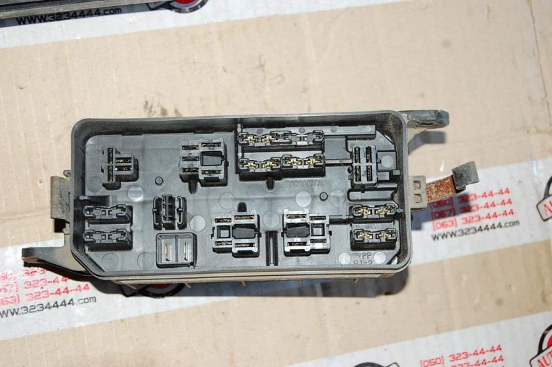 Блок предохранителей моторный отсек TOYOTA COROLLA E90 87-91 Б/У