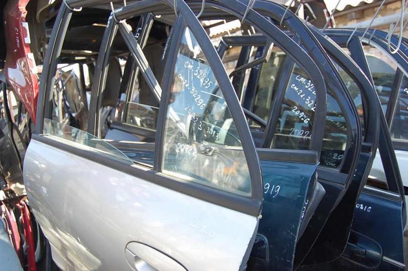 Стекло двери глухое заднее левое MITSUBISHI GALANT 93-97 Б/У