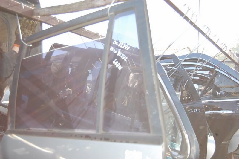 Запчасть стекло двери глухое заднее левое MAZDA PREMACY 98-03 CB01-73-661A Б/У Стекло двери глухое заднее левое MAZDA PREMACY 98-03 CB01-73-661A Б/У