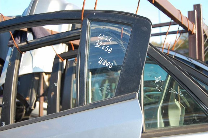 Стекло двери глухое заднее левое MAZDA 3 BK 03-08 BN8V-73-661A Б/У