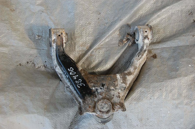 Рычаг передней подвески верхний передний правый L200 06-14