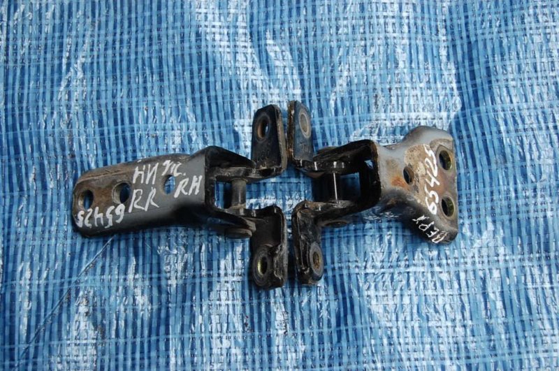 Петля двери задняя правая MITSUBISHI PAJERO 99-06 MR220212 Б/У