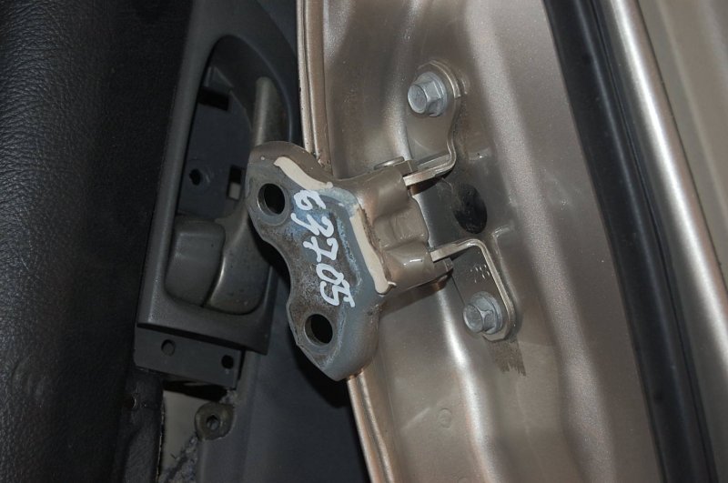 Петля двери верхняя задняя правая TOYOTA CAMRY 40 06-11 68750-20120 Б/У