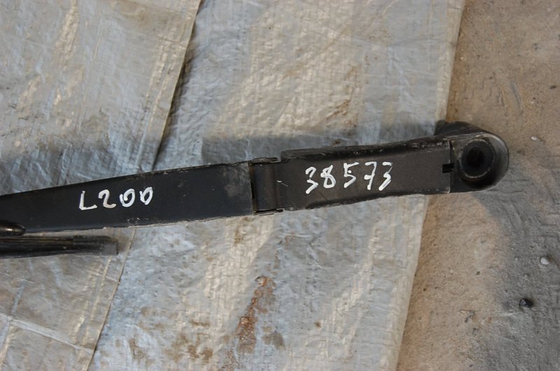 Поводок стеклоочистителя передний L200 06-14