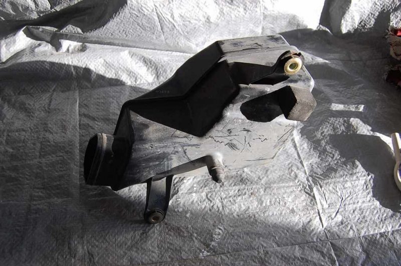 Резонатор воздушного фильтра NISSAN TEANA J31 03-07 16585-9Y500 Б/У