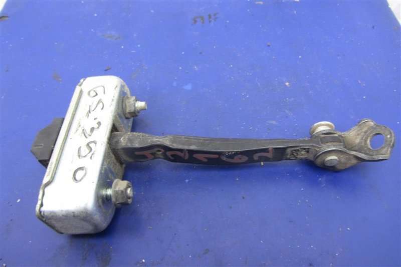 Ограничитель двери передний правый GS350 GS300 05-11