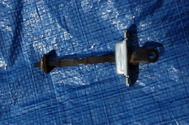 Запчасть ограничитель двери передний правый KIA CERATO LD 04-08 Б/У Ограничитель двери передний правый KIA CERATO LD 04-08 Б/У