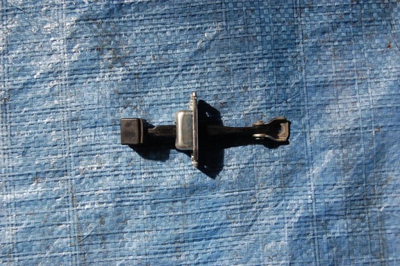 Ограничитель двери передний правый MITSUBISHI OUTLANDER XL 05-13 Б/У