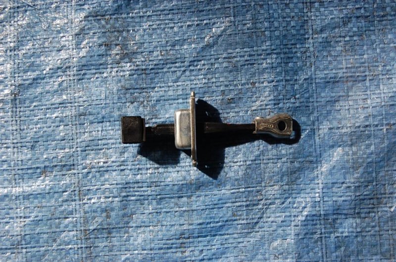 Ограничитель двери передний правый OUTLANDER XL 05-13