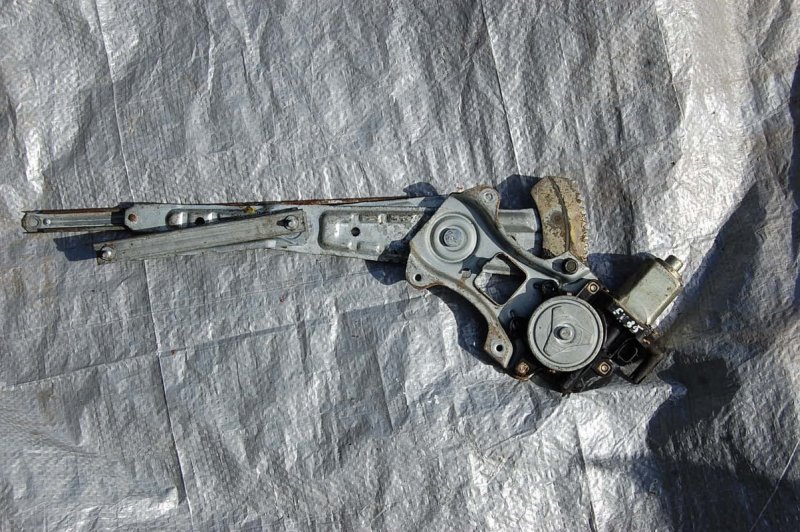 Стеклоподъемник задний левый FX S50 03-08