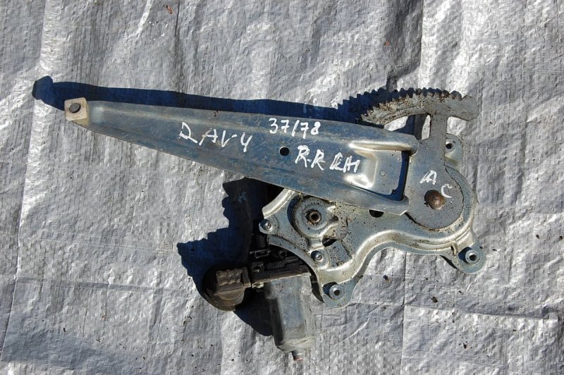 Стеклоподъемник задний левый TOYOTA RAV4 05-12 69804-42040 Б/У