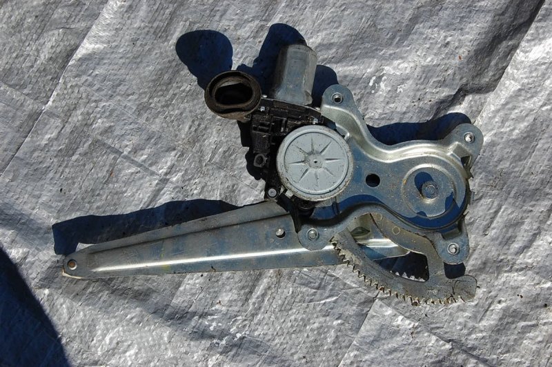 Стеклоподъемник задний левый RAV4 05-12