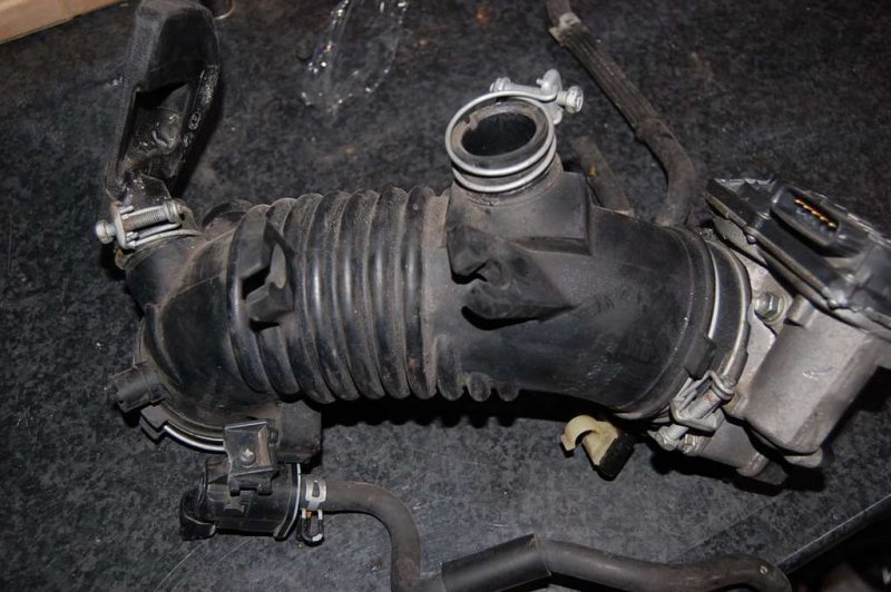 Патрубок воздушного фильтра TOYOTA VENZA 09-16 17881-0V010 Б/У