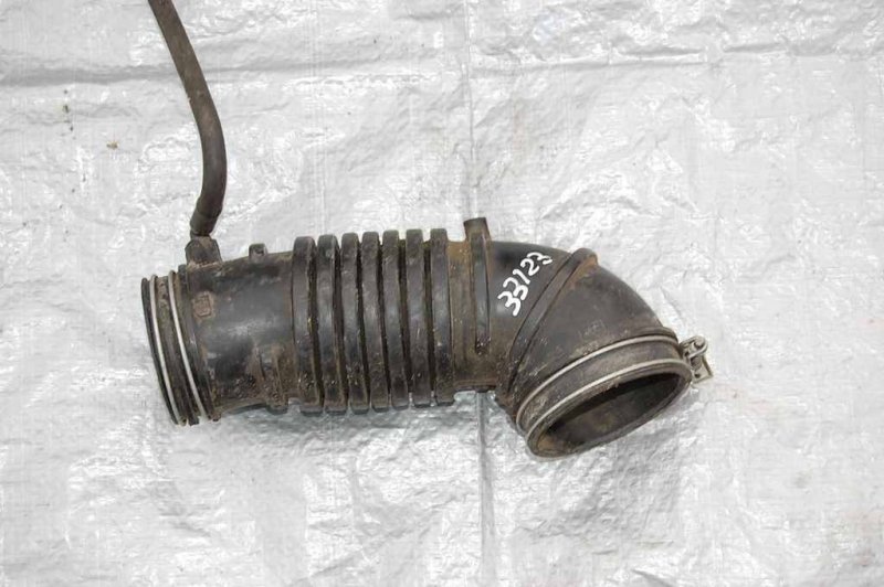 Патрубок воздушного фильтра MITSUBISHI GALANT 97-03 MR224142 Б/У