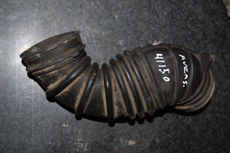 Патрубок воздушного фильтра TOYOTA AVENSIS 03-08 17881-0D090 Б/У