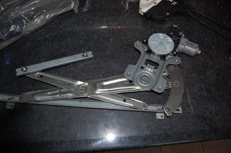 Стеклоподъемник передний правый MITSUBISHI OUTLANDER XL 05-13 5713A088 Б/У