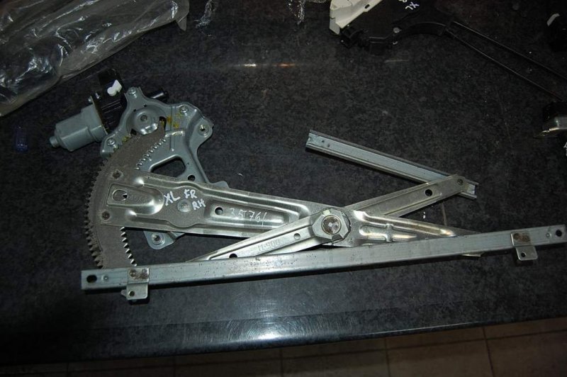 Стеклоподъемник передний правый OUTLANDER XL 05-13