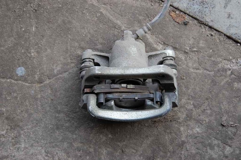 Суппорт тормозной задний левый TOYOTA VENZA 09-16