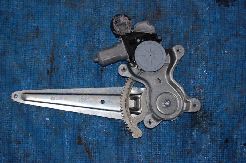 Стеклоподъемник задний правый LX570 07-15