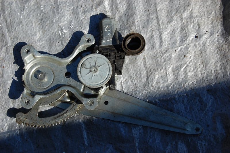 Стеклоподъемник задний правый RAV4 05-12